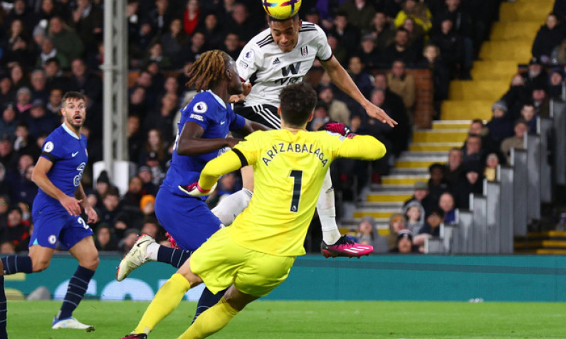Tân binh đắt giá lãnh thẻ đỏ, Chelsea thua Fulham