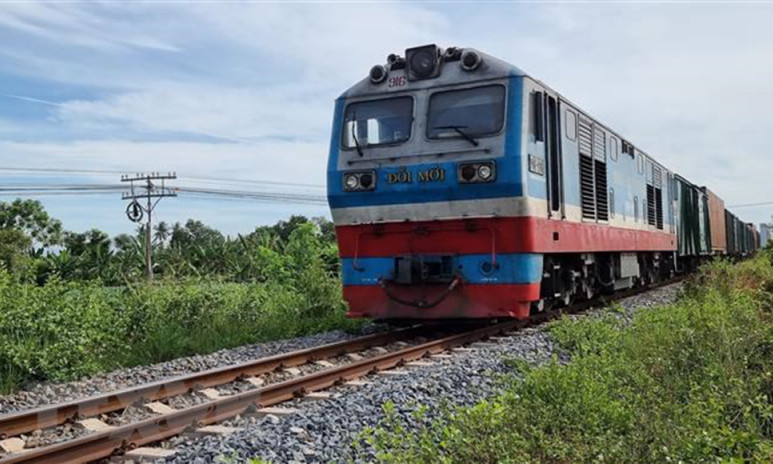 Đường sắt cần 8.000 tỉ đồng để thay đầu máy, toa xe hết niên hạn