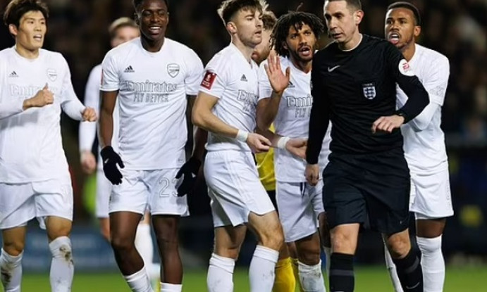 Arsenal dính án phạt từ FA