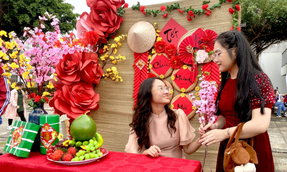 “Tet reunion” programme at Ha Long High School for Gifted Students 