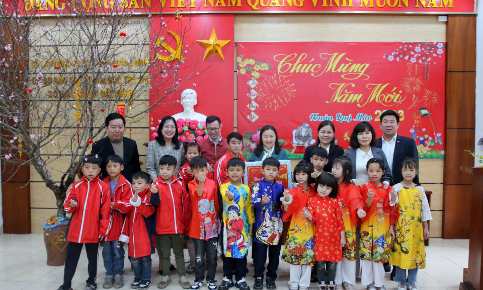 Phó Chủ tịch Thường trực HĐND tỉnh thăm và tặng quà Tết các đơn vị bảo trợ xã hội