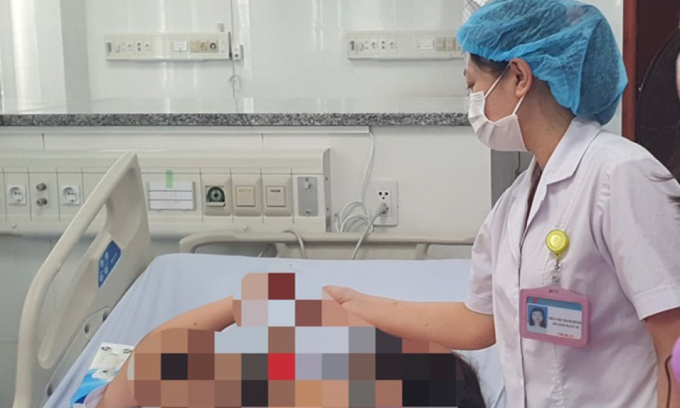 Sau khi phụ huynh đưa gà rán vào trường, gần 20 học sinh nhập viện 