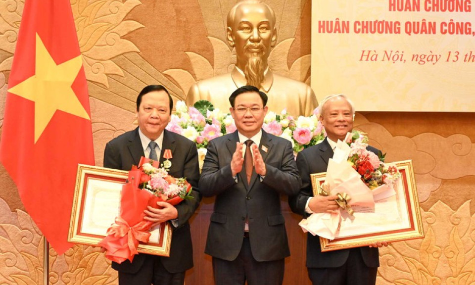 Chủ tịch Quốc hội trao Huân chương bậc cao tặng các đồng chí nguyên lãnh đạo Quốc hội