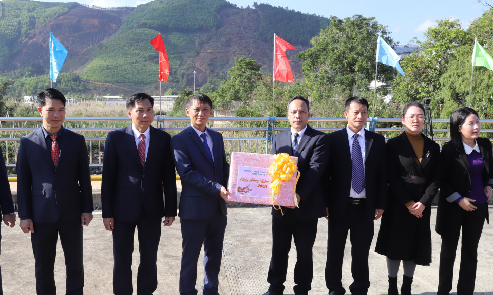 Đoàn đại biểu huyện Bình Liêu chúc mừng Khu Phòng Thành nhân dịp Tết Nguyên đán 2023