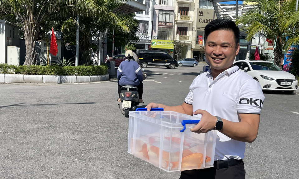 Người dân hối hả tiễn ông Công, ông Táo về trời