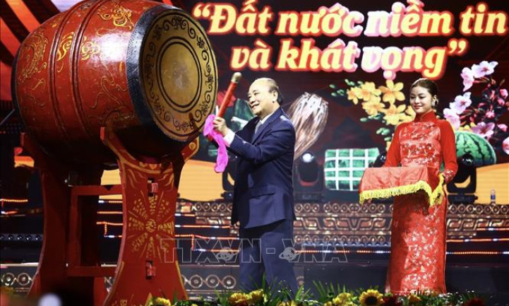 Chủ tịch nước Nguyễn Xuân Phúc dự chương trình nghệ thuật 'Xuân Quê hương 2023'