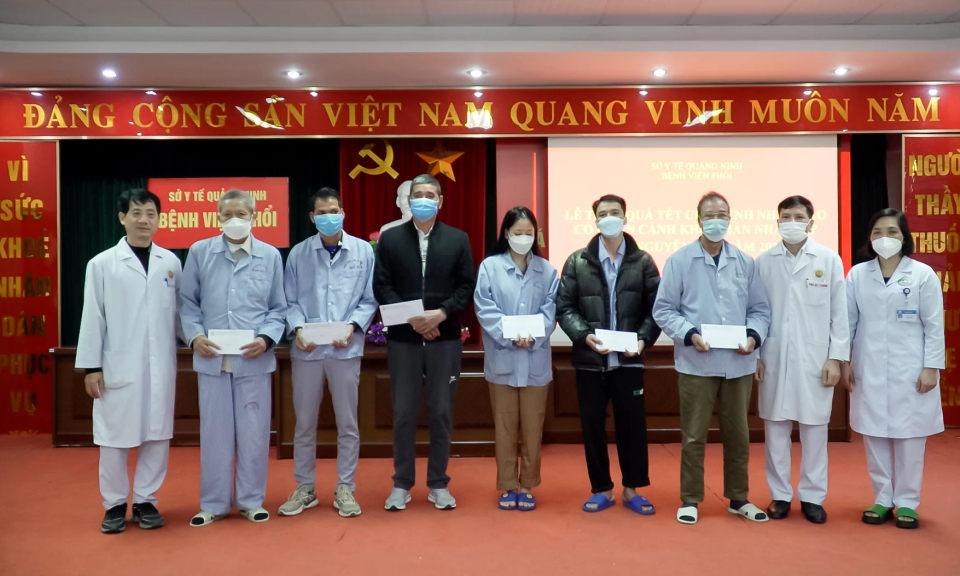 Bệnh viện Phổi Quảng Ninh tặng quà Tết cho bệnh nhân có hoàn cảnh khó khăn