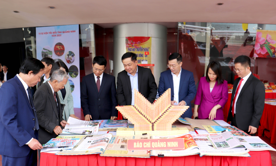 Rực rỡ không gian Tết tại Triển lãm sách, báo, ảnh
