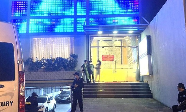 Tiếp viên nữ múa thoát y trong quán karaoke ở Bình Dương
