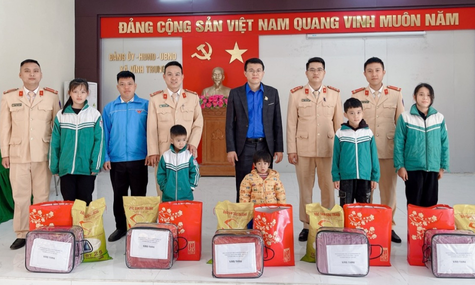 Trao 20 suất quà cho trẻ em có hoàn cảnh khó khăn