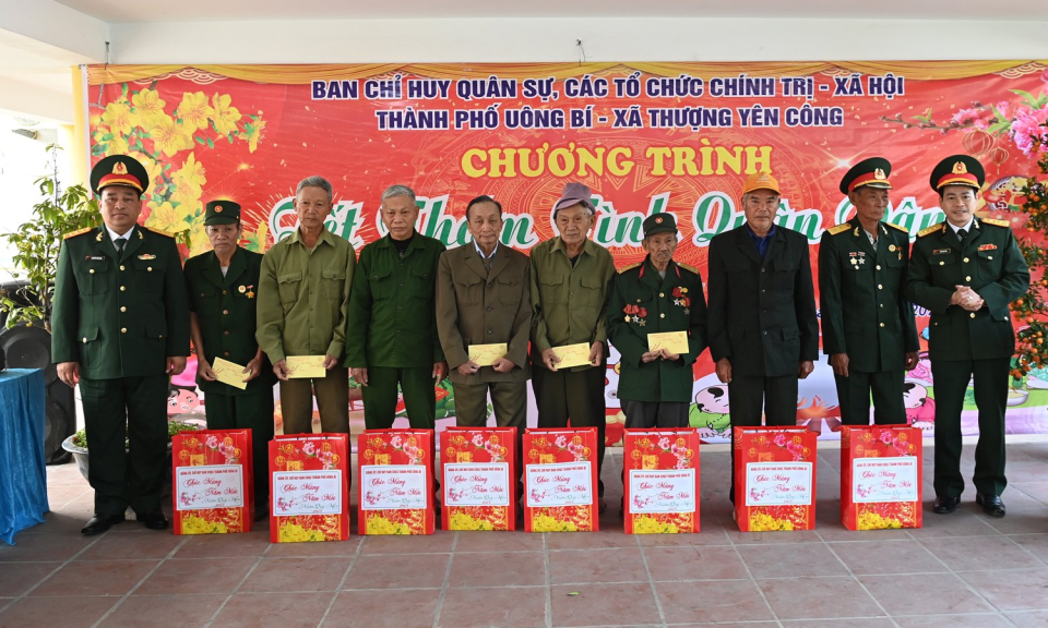 Chương trình “Tết thắm tình quân dân” tại TP Uông Bí