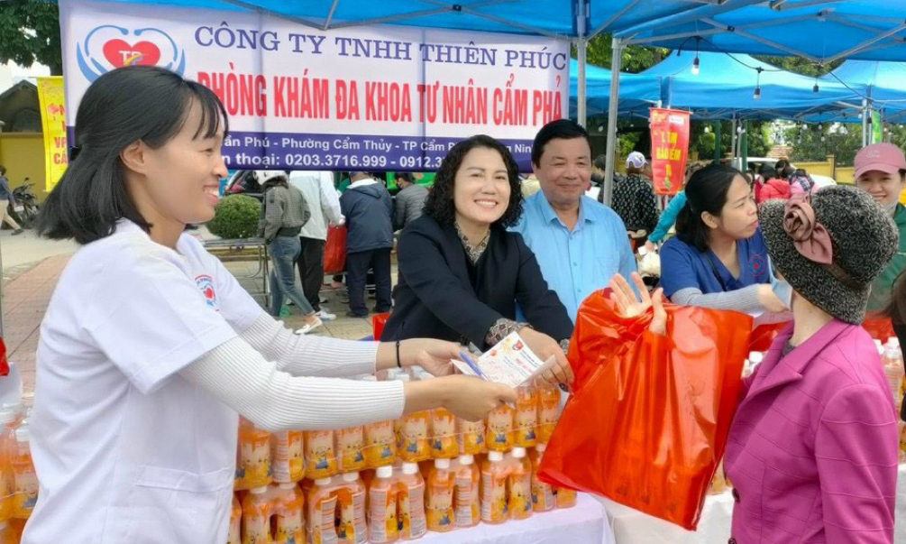 Tuổi trẻ Cẩm Phả chung tay chăm lo Tết