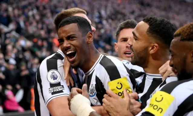 Newcastle đẩy Man Utd khỏi top 3