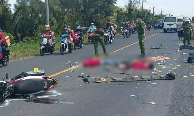 Xe máy va chạm ô tô trên đường Quản Lộ - Phụng Hiệp, 2 người tử vong