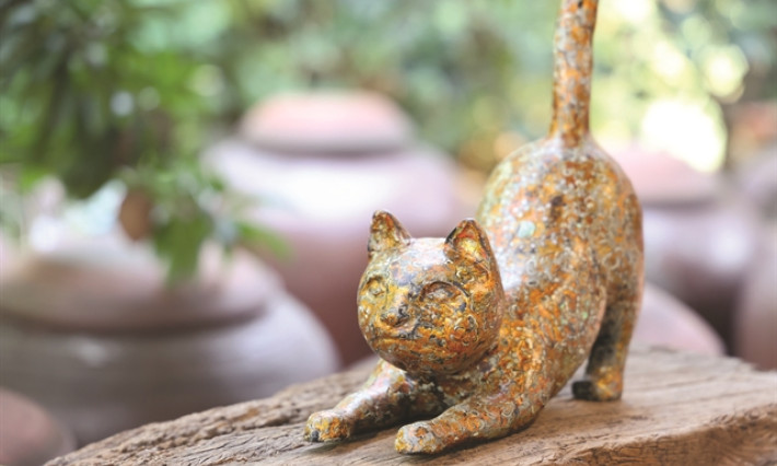 Artist welcomes New Year with 2,023 feline statuettes