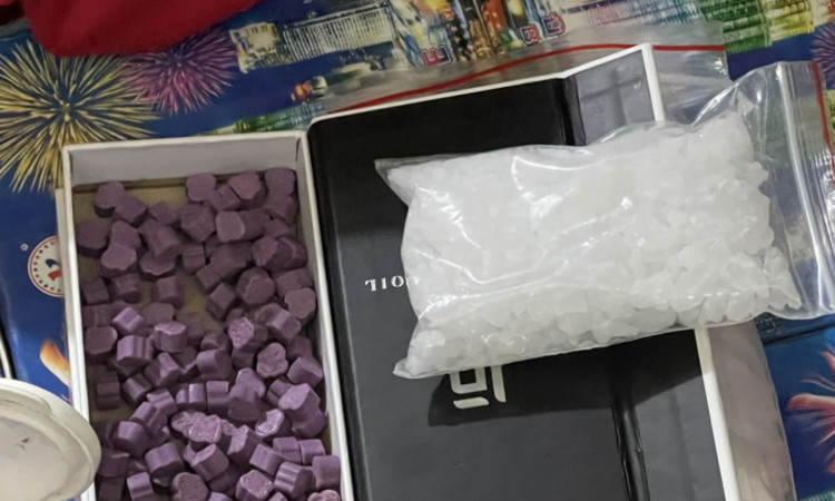 Khám xe chở pháo lậu lòi thêm lượng lớn ma túy