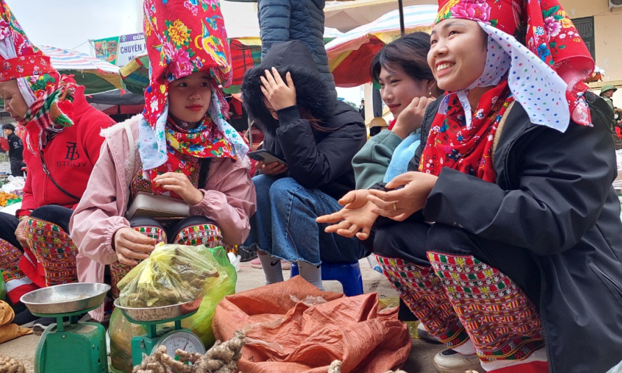 Joyful Tet market in Binh Lieu