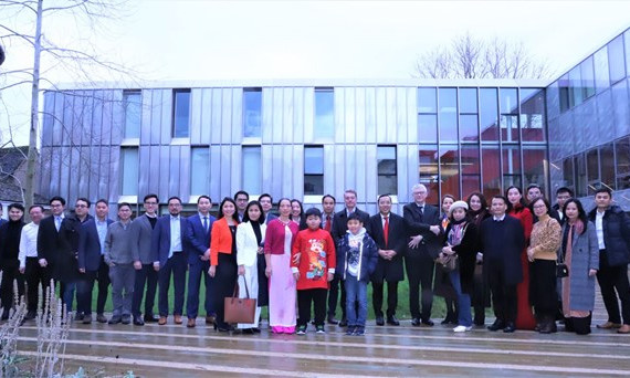 Vietnamese in UK, Singapore celebrate Tet