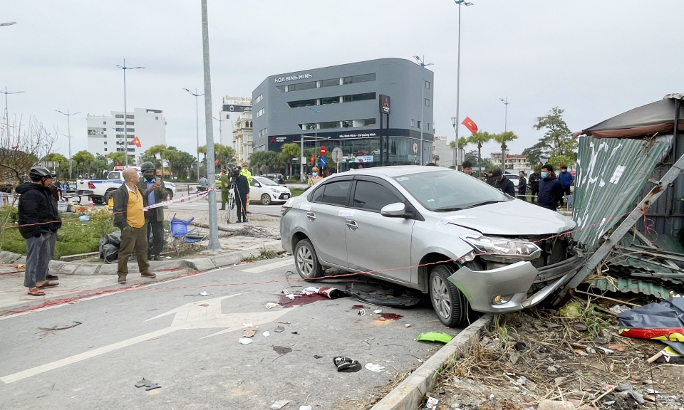 Thông tin ban đầu về vụ việc lái xe ô tô đâm vào nhóm người đang sưởi ấm trên vỉa hè
