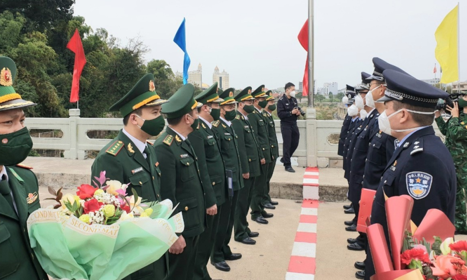 Các đồn Biên phòng tuyến biên giới gặp mặt Trạm Kiểm tra Biên phòng xuất nhập cảnh Đông Hưng