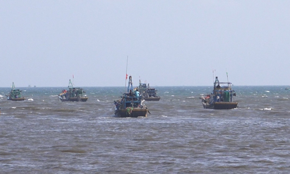 Chìm thuyền mủng, 2 ngư dân được cứu, 1 người mất tích