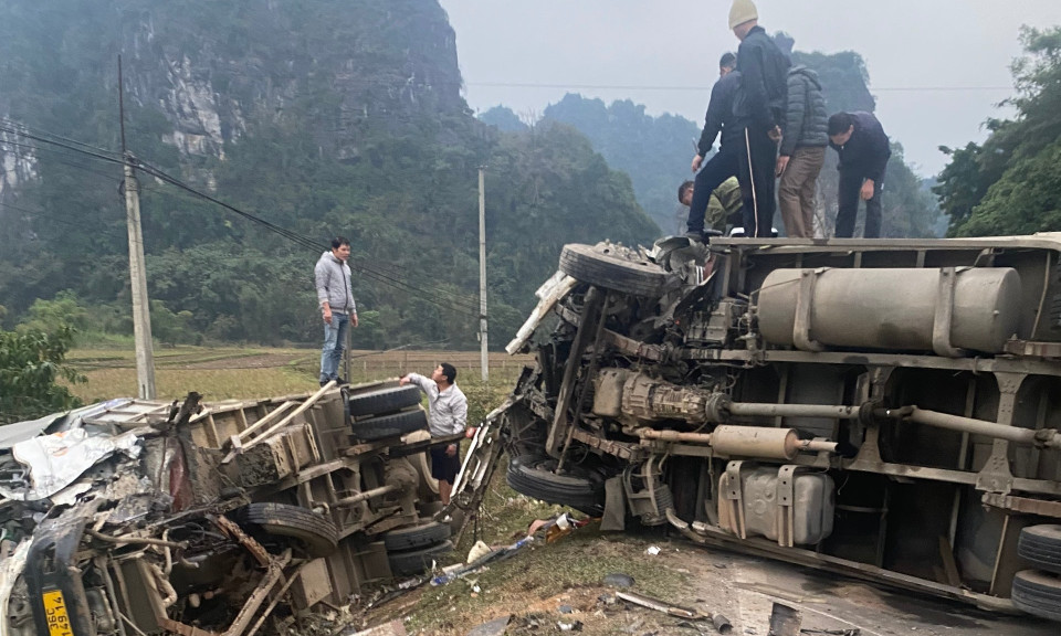 Va chạm ôtô trên Quốc lộ 6, 2 người bị thương