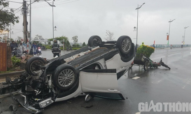 Xế hộp tông bay ụ bê tông rồi lật ngửa giữa TP Quảng Ngãi ngày cận Tết