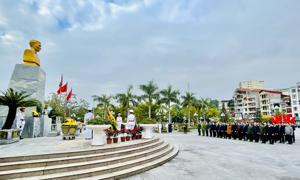 Dâng hương tại Đài tưởng niệm các Anh hùng liệt sĩ và Tượng đài đồng chí Vũ Văn Hiếu