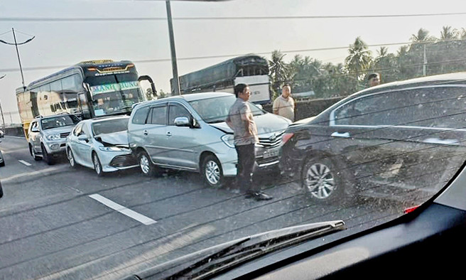 6 xe ô tô va chạm liên hoàn, cao tốc TP Hồ Chí Minh - Trung Lương ùn ứ kéo dài
