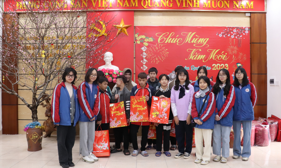 CLB Hội họa Merdee, Trường THPT Chuyên Hạ Long thăm tặng quà trẻ em có hoàn cảnh đặc biệt khó khăn