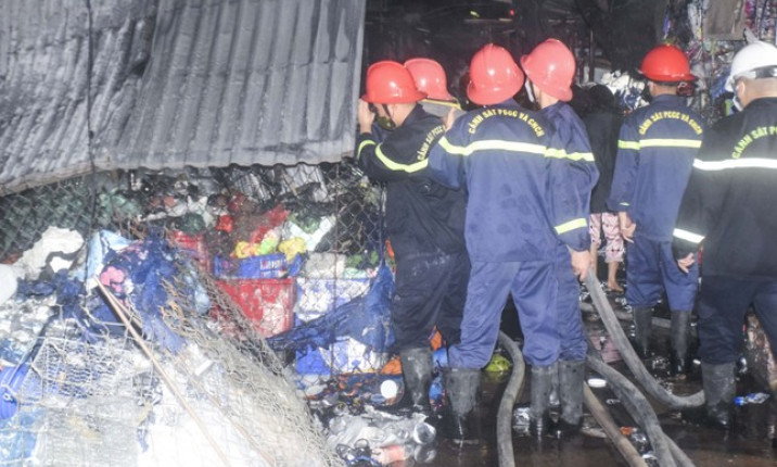 Cháy chợ lúc rạng sáng, 20 gian hàng bị thiêu rụi 