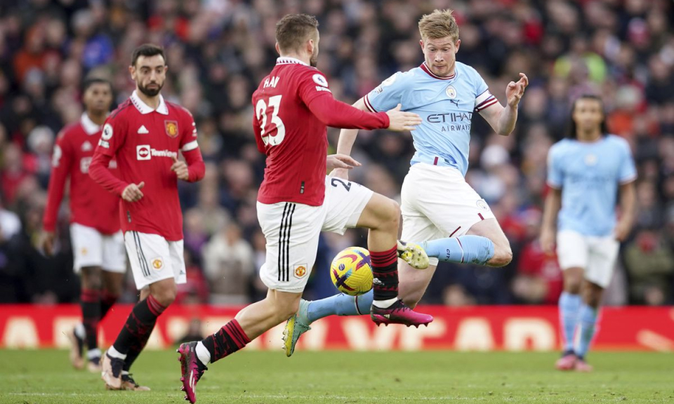 Thua Man Utd, Man City còn đón thêm cú sốc