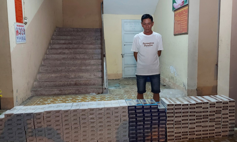 Lái ôtô vận chuyển 2.980 gói thuốc lá ngoại nhập lậu