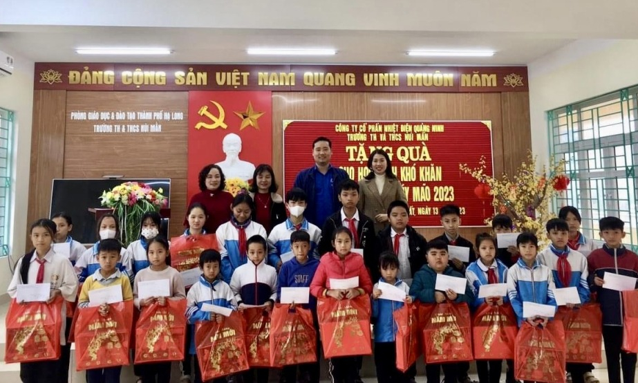 Nhiệt điện Quảng Ninh tặng quà Tết cho gia đình chính sách và khó khăn TP Hạ Long