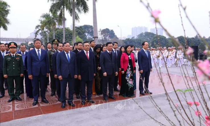 Dâng hương tưởng niệm các vị tiền bối cách mạng tại Nghĩa trang Mai Dịch