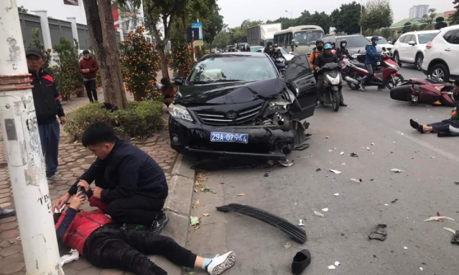 Tài xế ô tô biển xanh say xỉn gây tai nạn liên hoàn trên phố Hà Nội