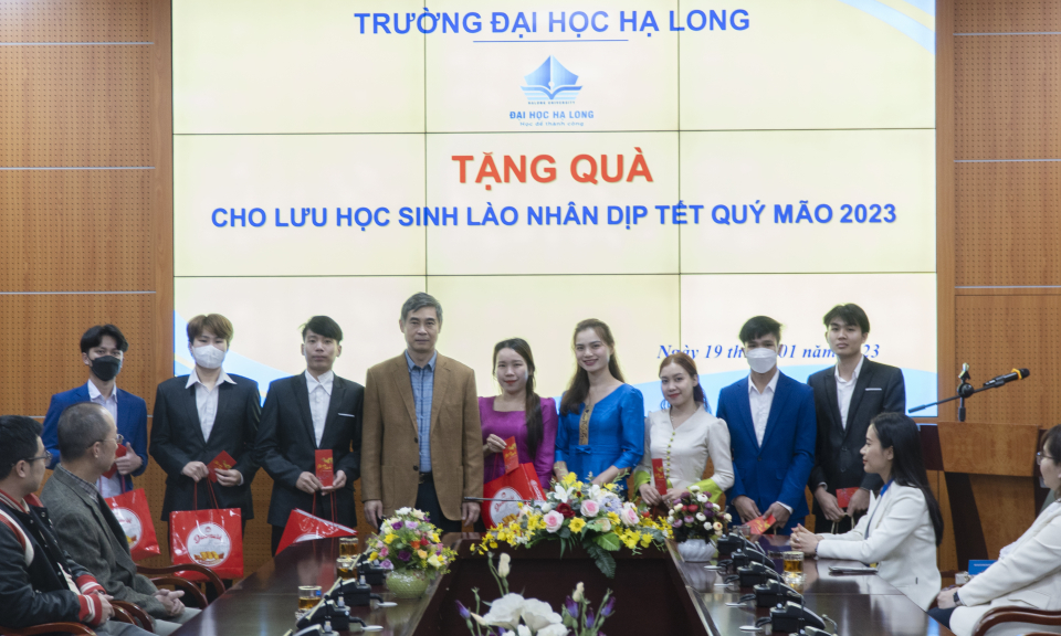 Trao quà cho lưu học sinh Lào đón Tết Việt