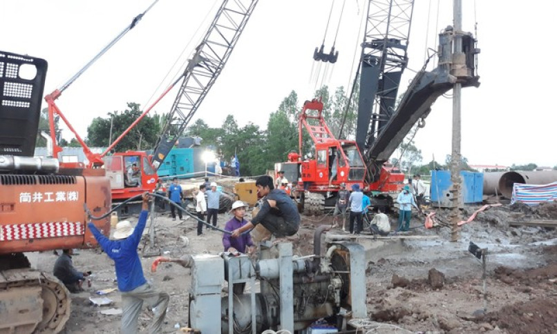 Chuẩn bị đưa thi thể bé trai 10 tuổi tại Đồng Tháp lên mặt đất
