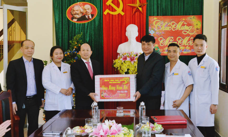 Đồng chí Vũ Xuân Diện, Trưởng Ban Nội chính Tỉnh ủy thăm, chúc Tết một số đơn vị y tế