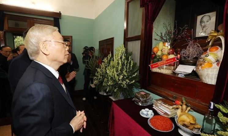 Party leader offers incense in commemoration of late President Ho Chi Minh