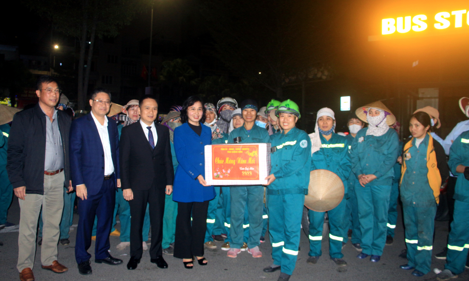 Phó Bí thư Tỉnh ủy Trịnh Thị Minh Thanh chúc Tết công nhân vệ sinh môi trường