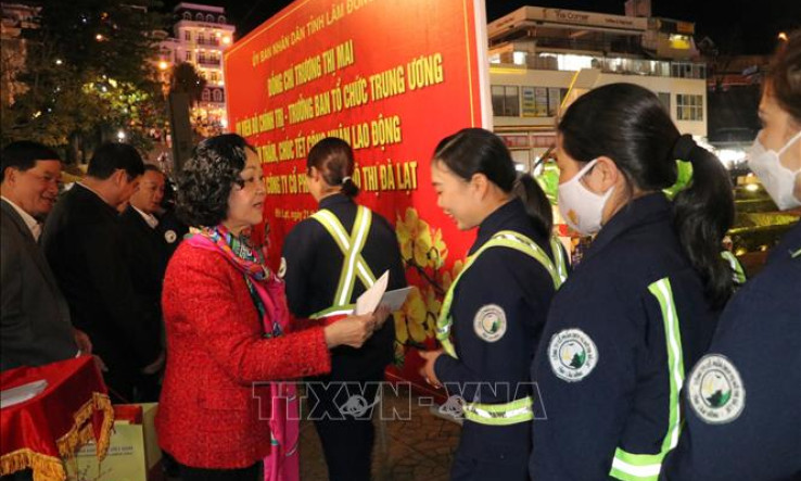 Đồng chí Trương Thị Mai chúc Tết công nhân môi trường Đà Lạt