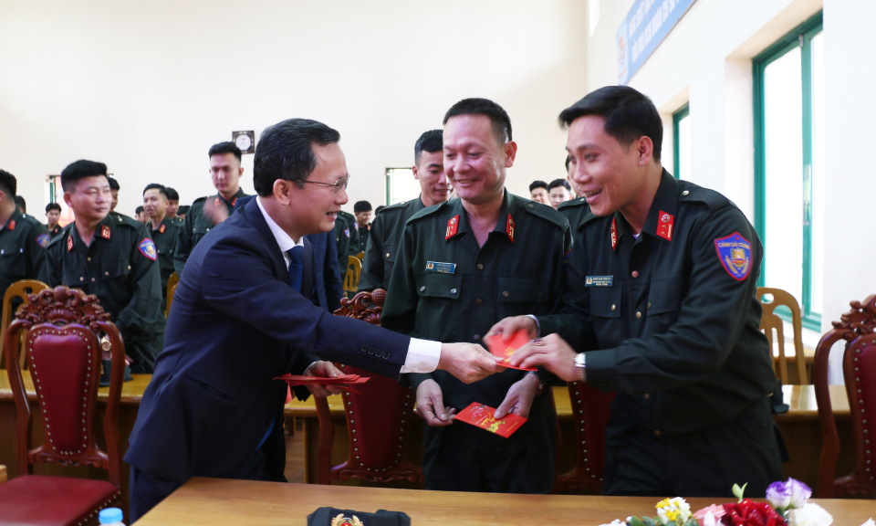 Đồng chí Cao Tường Huy thăm, chúc Tết cán bộ, chiến sĩ Trung đoàn Cảnh sát Cơ động Đông Bắc