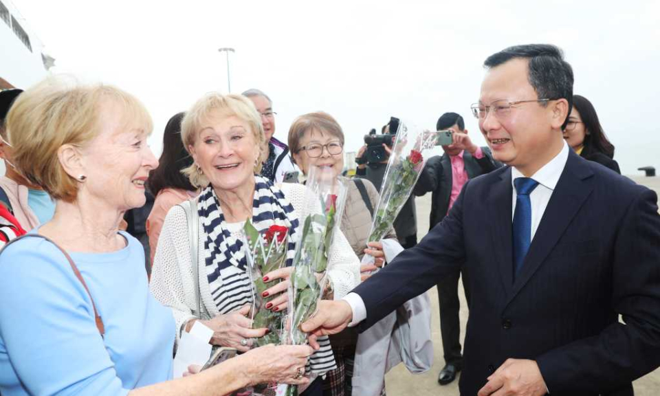 Quang Ninh greets first visitors of Lunar New Year