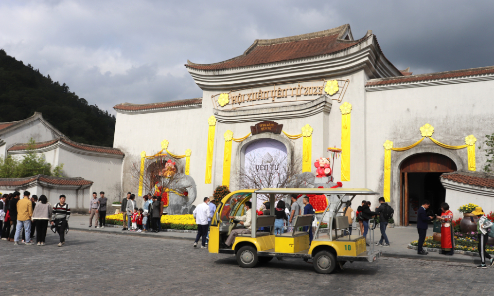 Thousands make pilgrimage to Yen Tu Mountain 