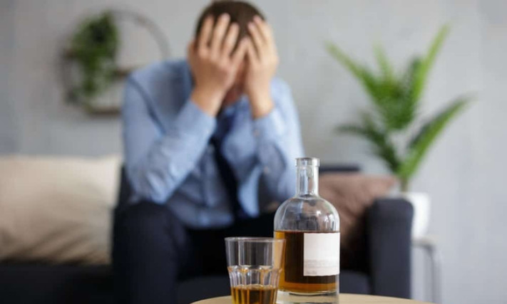 Đau đầu sau uống rượu bia có nên dùng thuốc giảm đau?