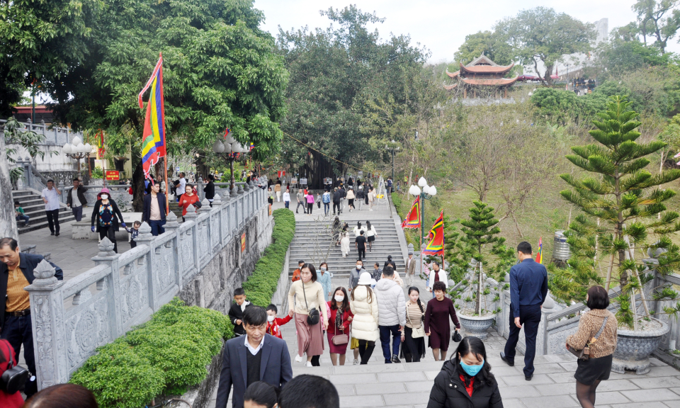 Rộn ràng du lịch mùa lễ hội xuân