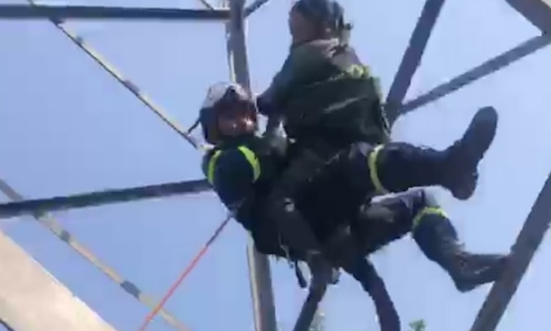 Hà Nội: Cảnh sát giải cứu người phụ nữ leo cột điện cao 25 m