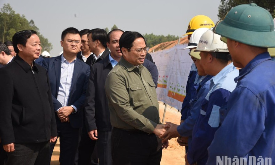 Thủ tướng Phạm Minh Chính thị sát, kiểm tra tuyến cao tốc Tuyên Quang-Phú Thọ