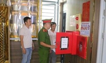 Tạm giữ hai đối tượng ném vỏ chai bia khiến hai chiến sỹ công an bị thương